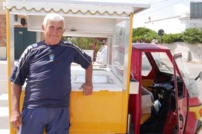 La storia di Donato: da 60 anni vende sulla costa barese il gelato, quello al limone